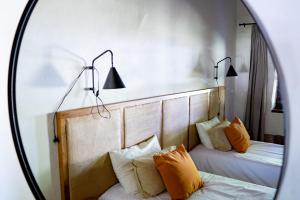2 camas en una habitación con espejo en Gardenia en San Javier