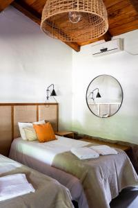 duas camas num quarto com um espelho e uma cama sidx sidx em Gardenia em San Javier
