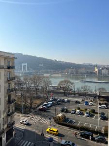 um parque de estacionamento com carros e uma ponte ao fundo em Prince apartment downtown em Budapeste