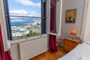 Un dormitorio con una ventana con vista al mar. en Büyük Konak İzmir, en Izmir