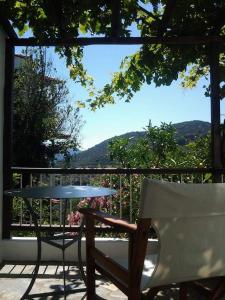 d'une table et d'une chaise sur un balcon avec vue. dans l'établissement Villa Panayiota, à vieille ville d'Alonissos