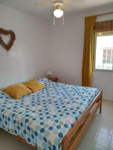 ペニスコラにあるVilla Encantoのベッドルーム1室(青と白の掛け布団付きのベッド1台付)