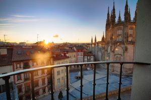 widok z balkonu miasta z kościołem w obiekcie Una MIRADA A LA CATEDRAL-Apartamentos Burgos Catedral w mieście Burgos