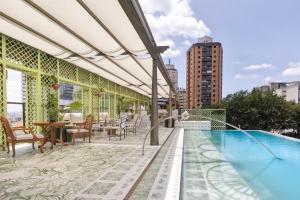 A piscina localizada em Rosewood São Paulo ou nos arredores