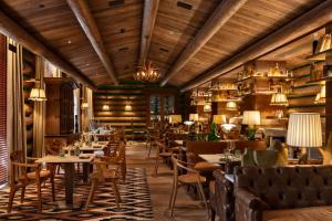 Um restaurante ou outro lugar para comer em Rosewood São Paulo