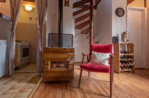uma sala de estar com uma cadeira e uma lareira em Cozy cottage, little paradise in the hinterland em Kotor