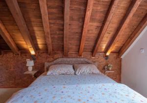 1 dormitorio con 1 cama con techo de madera en Cozy cottage, little paradise in the hinterland en Kotor