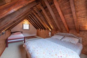 1 dormitorio con 1 cama en una habitación con techos de madera en Cozy cottage, little paradise in the hinterland, en Kotor