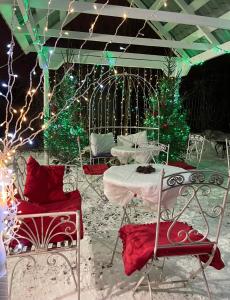 コロムナにあるHotel in Kolomnaのクリスマスライト付きテーブルと椅子
