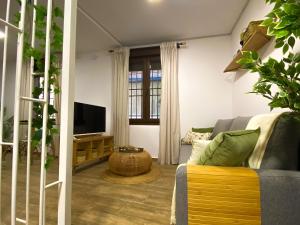 A television and/or entertainment centre at Suite con Cueva Romana/Roman Cave * Early Check-in