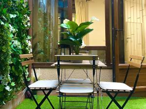 A garden outside Suite con Cueva Romana/Roman Cave * Early Check-in