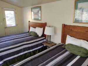 2 nebeneinander sitzende Betten in einem Schlafzimmer in der Unterkunft Yosemite Gatekeeper's Lodge in El Portal