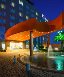 Real Inn Perinorte في مدينة ميكسيكو: فندق فيه نافورة امام مبنى