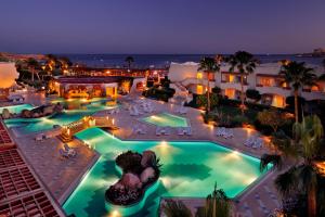 - une vue aérienne sur la piscine du complexe la nuit dans l'établissement Naama Bay Promenade Beach Resort Managed By Accor, à Charm el-Cheikh