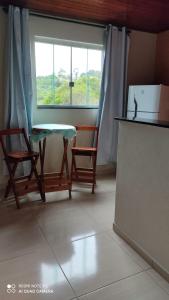 Η κουζίνα ή μικρή κουζίνα στο Suites Cantinho de Minas