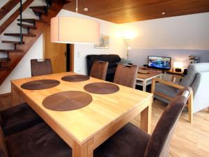 - une salle à manger et un salon avec une table en bois dans l'établissement House Krischan, Dornumersiel, à Dornumersiel