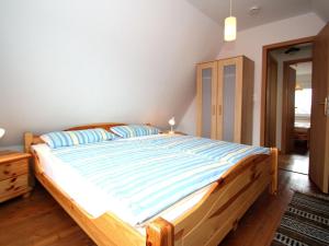 - une chambre dotée d'un grand lit avec des draps bleus et blancs dans l'établissement House Krischan, Dornumersiel, à Dornumersiel