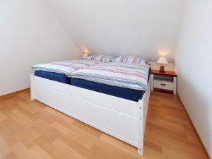 Postel nebo postele na pokoji v ubytování Semi-detached house Kaptänskajüte, Neßmersiel
