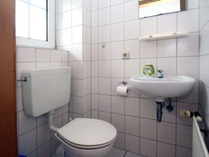 ein Bad mit einem WC und einem Waschbecken in der Unterkunft Semi-detached house, Nessmersiel in Neßmersiel