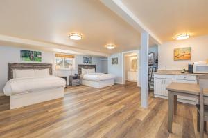 a large bedroom with two beds and a kitchen at Miller Park Lodge in Jackson