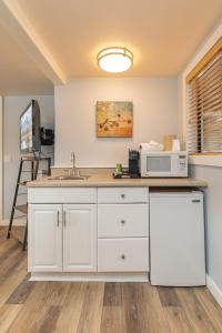 a kitchen with a sink and a microwave at Miller Park Lodge in Jackson