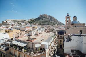 vistas a una ciudad con una montaña en el fondo en BN SUITES Rambla, en Alicante