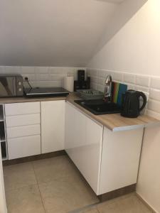 Kuchyňa alebo kuchynka v ubytovaní Apartament przy Parku Zdrojowym