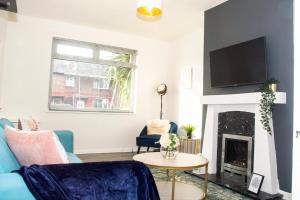 Trafford House - Stylish 3-bed home with private parking