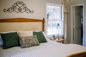 A bed or beds in a room at Mod Stable House on 10 Acres, Walk to Lake!