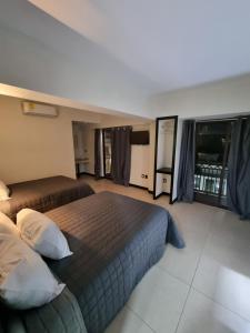 1 Schlafzimmer mit 2 Betten und einem großen Fenster in der Unterkunft EMS Hoteles Centro Histórico in Veracruz