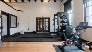 Fitness centrum a/nebo fitness zařízení v ubytování SCP Redmond Hotel