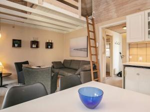 ein Wohnzimmer mit einem Sofa und einem Tisch in der Unterkunft 4 person holiday home in r sk bing in Ærøskøbing