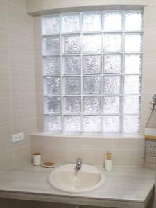 baño con lavabo y ventana en Hermoso apartamento de estreno en Cajamarca, en Cajamarca