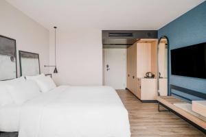 Radisson Resort Kołobrzeg的电视和/或娱乐中心