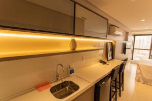 Η κουζίνα ή μικρή κουζίνα στο Manaíra Apart Hotel por Carpediem