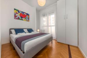 sypialnia z łóżkiem i obrazem na ścianie w obiekcie Casa da Suite Inventa w Mediolanie
