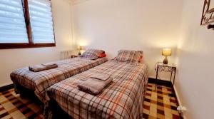 Dos camas en un dormitorio con dos lámparas. en Le Dom’Aisne à Zabeth, lieu simple et paisible *** en Chevregny