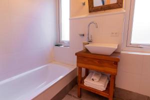 un baño con lavabo y bañera en Apartamentos Bajo Cero, en Villa La Angostura