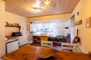 Una cocina con una mesa de madera y un comedor. en Apartamentos Bajo Cero, en Villa La Angostura 17 fotos más