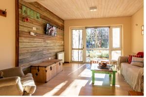 una sala de estar con un sofá y una mesa en Apartamentos Bajo Cero, en Villa La Angostura