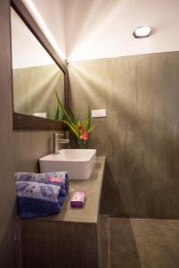 Vannas istaba naktsmītnē Lotus Bloom- Lovely Apartment near Unawatuna Beach