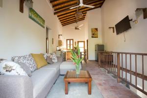 ein Wohnzimmer mit Couch und Tisch in der Unterkunft Lotus Bloom- Lovely Apartment near Unawatuna Beach in Unawatuna