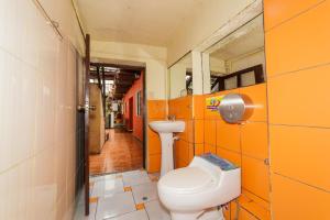 Koupelna v ubytování Ukukus Hostel + 37 fotografií