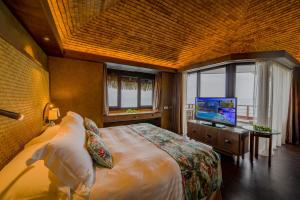 - une chambre avec un lit et une télévision dans l'établissement InterContinental Tahiti Resort & Spa, an IHG Hotel, à Fa'a'ā