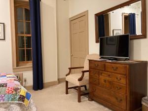 TV a/nebo společenská místnost v ubytování Oak Valley Inn and Suites