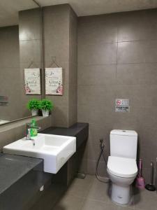 ein Badezimmer mit einem weißen Waschbecken und einem WC in der Unterkunft Kajang Town Homestay@ MKH Boulevard NETFLIX & WIFI in Kajang