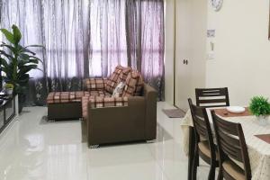 ein Wohnzimmer mit einem Sofa und einem Tisch in der Unterkunft Kajang Town Homestay@ MKH Boulevard NETFLIX & WIFI in Kajang