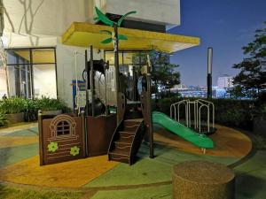 カジャンにあるKajang Town Homestay@ MKH Boulevard NETFLIX & WIFIの建物前の滑り台付き遊び場