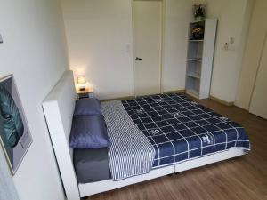 カジャンにあるKajang Town Homestay@ MKH Boulevard NETFLIX & WIFIの部屋にベッドが置かれた小さな寝室 +31枚の写真