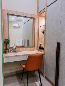baño con escritorio con espejo y silla en NEW Condo Atlantis Melaka Town @ Memories en Melaka